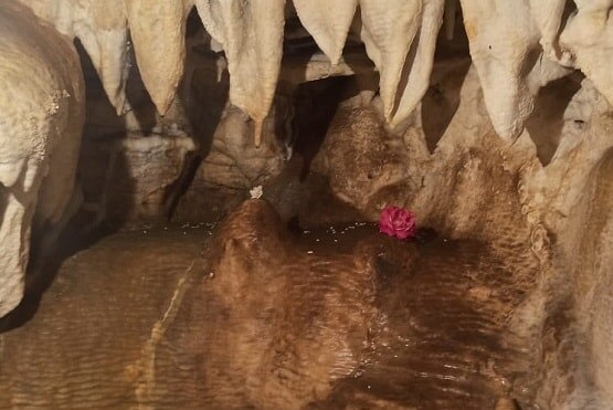 मंदिर के पास चल रही थी खुदाई, जमीन के अंदर दिखी रहस्यमयी गुफा