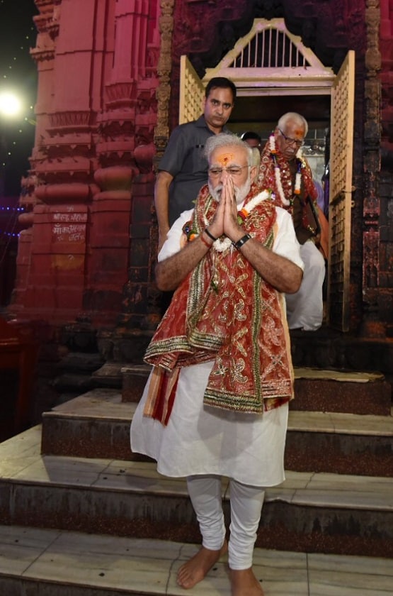 भूमि पूजन के लिए अयोध्या पहुंचे पीएम मोदी, धोती-कुर्ते में दिखा ये खास अंदाज