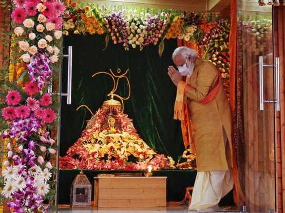 अयोध्या में साधु-संतों के बीच संत छवि में नजर आए पीएम मोदी