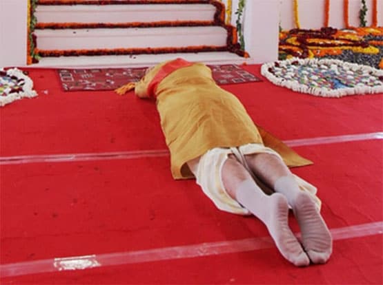 अयोध्या में साधु-संतों के बीच संत छवि में नजर आए पीएम मोदी