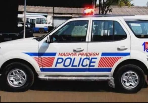 स्कूल फीस जमा करने के लिए लड़की ने चुरा लिया मोबाइल और फिर...