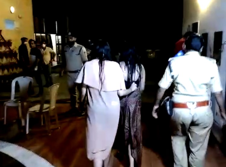 कर्फ्यू में चल रही थी पूल पार्टी, नशे में लड़की पुलिस से करने लगी बहस