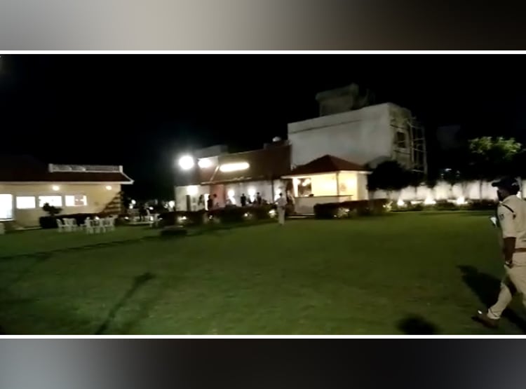 कर्फ्यू में चल रही थी पूल पार्टी, नशे में लड़की पुलिस से करने लगी बहस