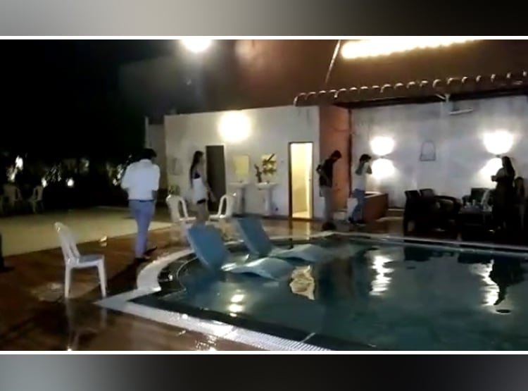 कर्फ्यू में चल रही थी पूल पार्टी, नशे में लड़की पुलिस से करने लगी बहस