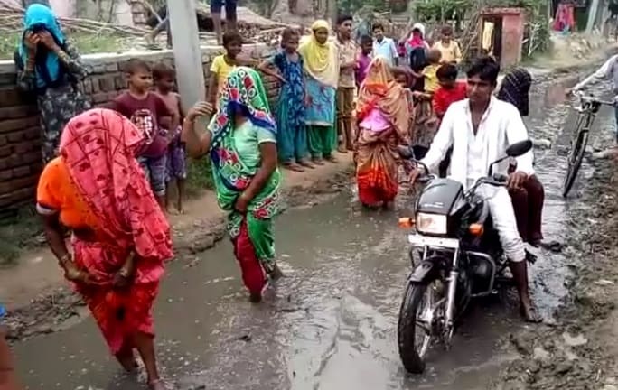 गलियों में भरा नाली का पानी, विरोध में किसानों ने सड़क पर की रोपाई