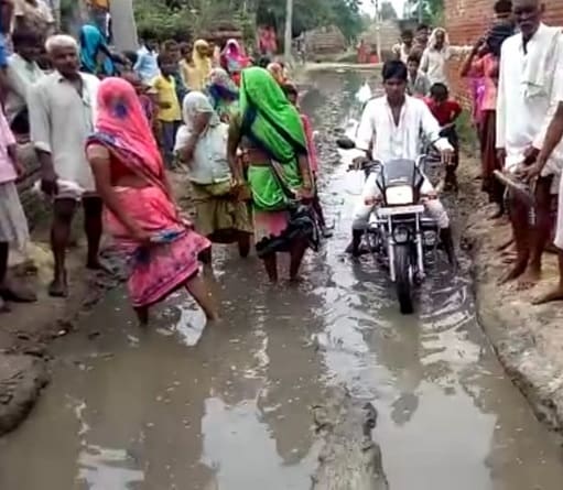 गलियों में भरा नाली का पानी, विरोध में किसानों ने सड़क पर की रोपाई