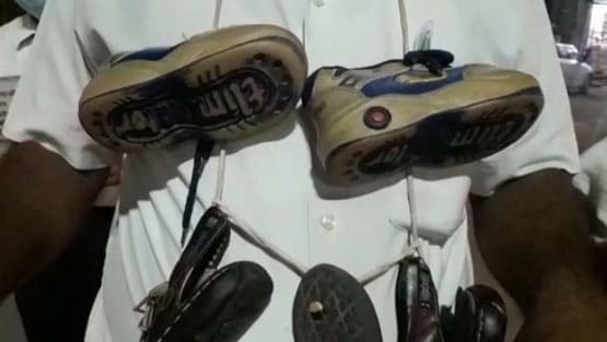 बच्चियों से रेप और हत्या के खिलाफ जूते की माला पहनकर प्रदर्शन