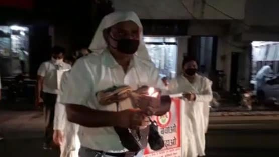 बच्चियों से रेप और हत्या के खिलाफ जूते की माला पहनकर प्रदर्शन