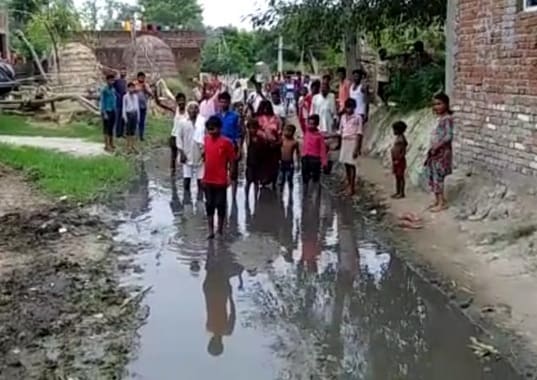 गलियों में भरा नाली का पानी, विरोध में किसानों ने सड़क पर की रोपाई