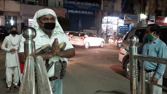 बच्चियों से रेप और हत्या के खिलाफ जूते की माला पहनकर प्रदर्शन