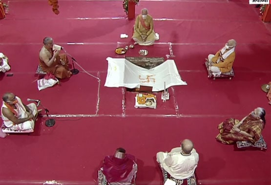 अयोध्या में साधु-संतों के बीच संत छवि में नजर आए पीएम मोदी