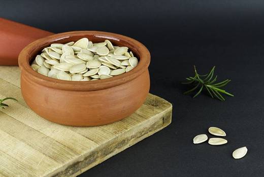 कद्दू के बीज को खाने में डालकर खाएं