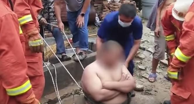 तोंद ने बचाई जान, कुएं के गड्ढे में घंटों फंसा रहा युवक