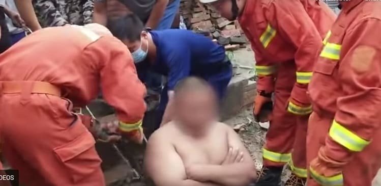 तोंद ने बचाई जान, कुएं के गड्ढे में घंटों फंसा रहा युवक