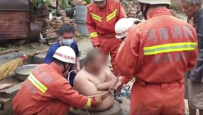 तोंद ने बचाई जान, कुएं के गड्ढे में घंटों फंसा रहा युवक