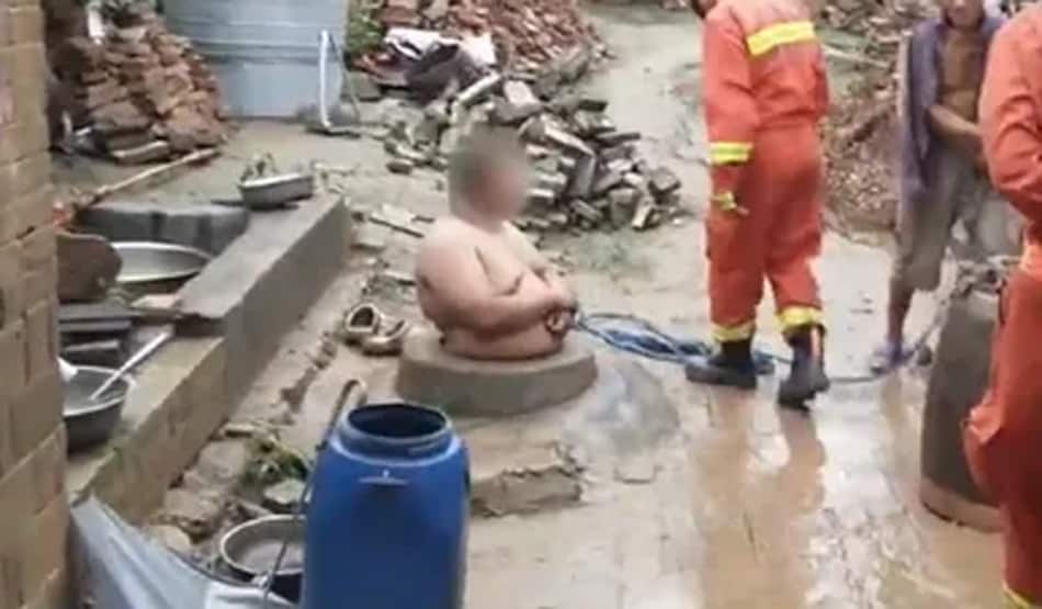 तोंद ने बचाई जान, कुएं के गड्ढे में घंटों फंसा रहा युवक