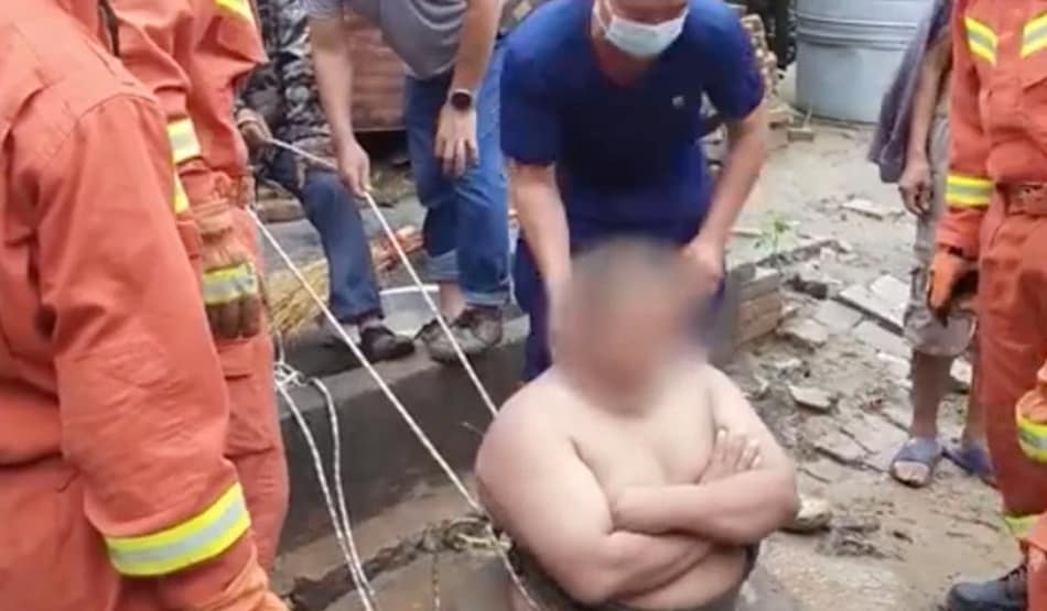 तोंद ने बचाई जान, कुएं के गड्ढे में घंटों फंसा रहा युवक