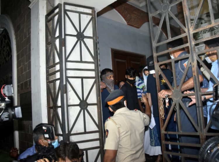 पिता संग ED ऑफिस से निकलीं रिया, साढ़े 8 घंटे लंबी चली पूछताछ