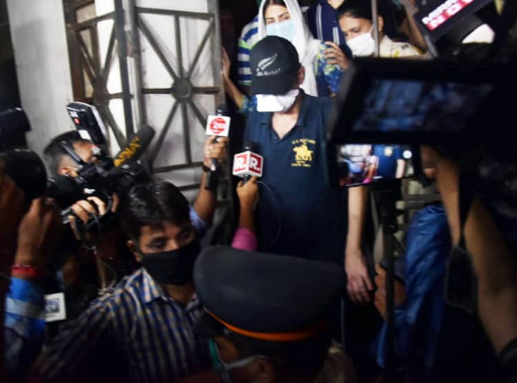 पिता संग ED ऑफिस से निकलीं रिया, साढ़े 8 घंटे लंबी चली पूछताछ