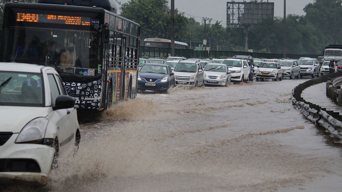 भारी बारिश से जनजीवन प्रभावित (पीटीआई)