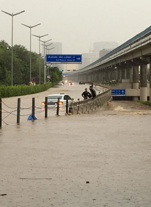 भारी बारिश से जनजीवन प्रभावित (Twitter)