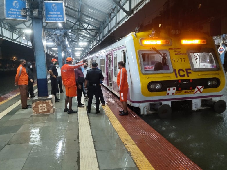 मुंबई: भारी बारिश में फंस गई लोकल ट्रेन, लोगों को NDRF ने निकाला