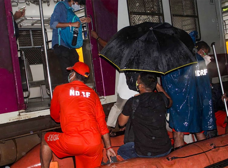 सड़कों पर सैलाब, गाड़ियों पर पेड़: मुंबई में बारिश के कहर की भयावह तस्वीरें