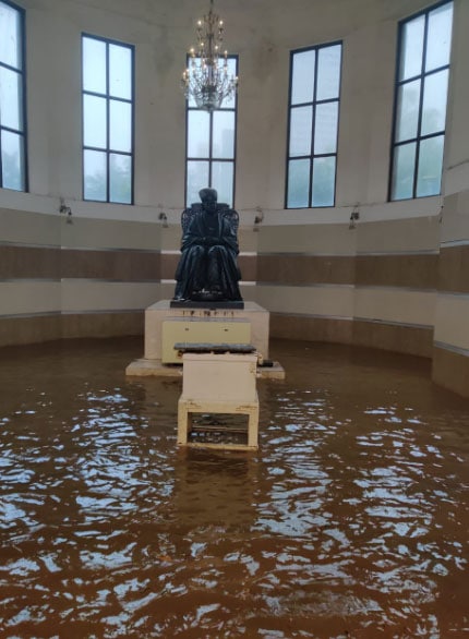 सड़कों पर सैलाब, गाड़ियों पर पेड़: मुंबई में बारिश के कहर की भयावह तस्वीरें