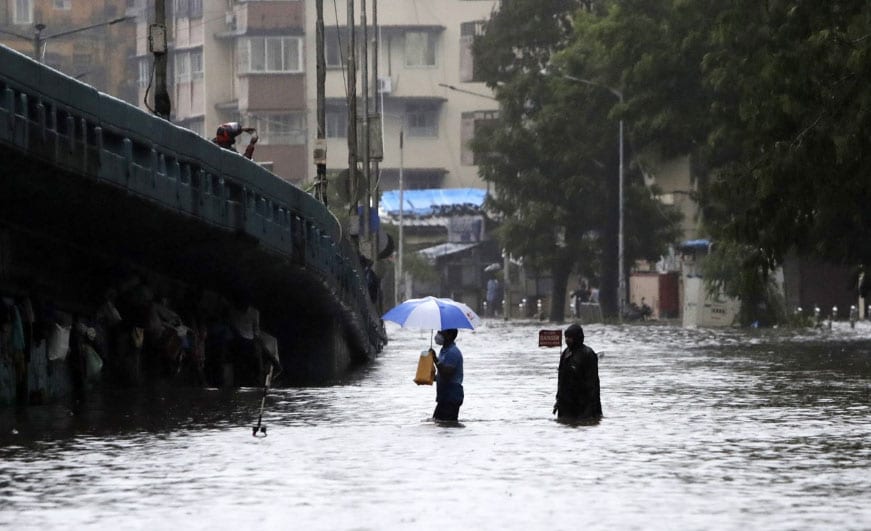 सड़कों पर सैलाब, गाड़ियों पर पेड़: मुंबई में बारिश के कहर की भयावह तस्वीरें