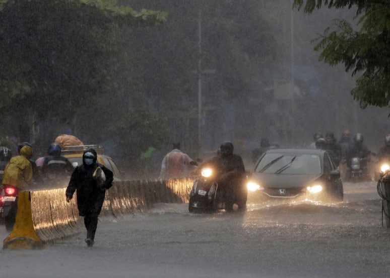 सड़कों पर सैलाब, गाड़ियों पर पेड़: मुंबई में बारिश के कहर की भयावह तस्वीरें