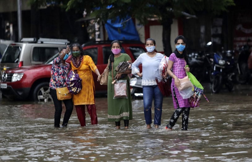 सड़कों पर सैलाब, गाड़ियों पर पेड़: मुंबई में बारिश के कहर की भयावह तस्वीरें