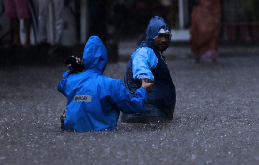 सड़कों पर सैलाब, गाड़ियों पर पेड़: मुंबई में बारिश के कहर की भयावह तस्वीरें