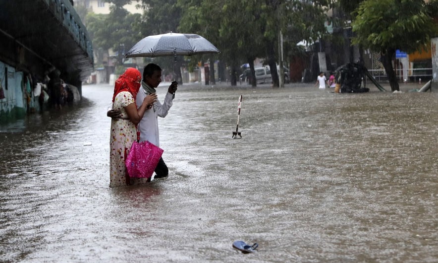 सड़कों पर सैलाब, गाड़ियों पर पेड़: मुंबई में बारिश के कहर की भयावह तस्वीरें
