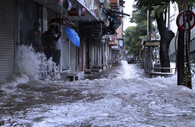सड़कों पर सैलाब, गाड़ियों पर पेड़: मुंबई में बारिश के कहर की भयावह तस्वीरें