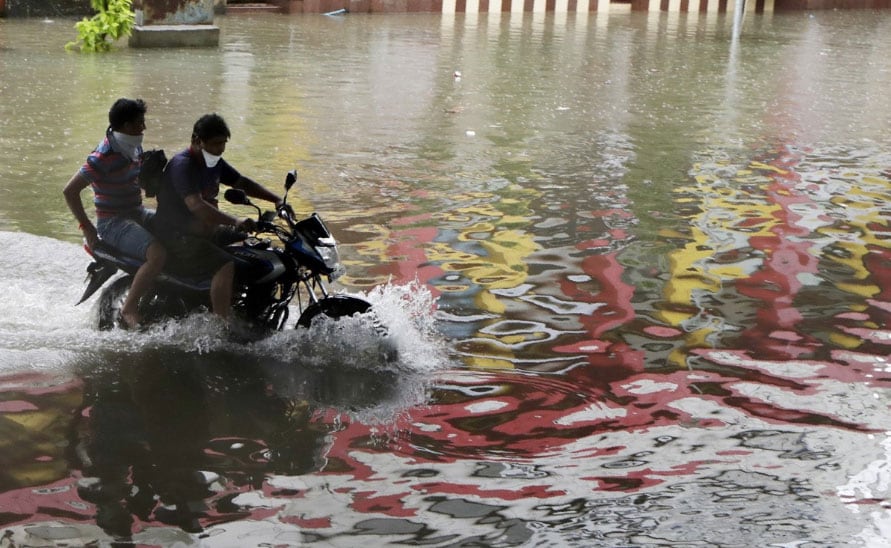 सड़कों पर सैलाब, गाड़ियों पर पेड़: मुंबई में बारिश के कहर की भयावह तस्वीरें