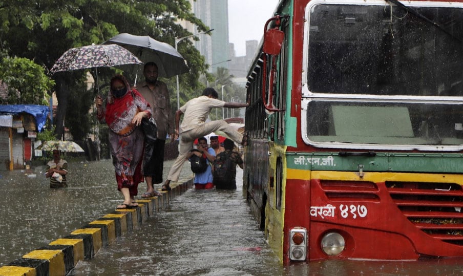 सड़कों पर सैलाब, गाड़ियों पर पेड़: मुंबई में बारिश के कहर की भयावह तस्वीरें