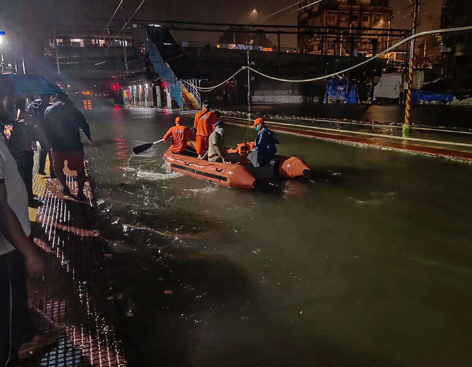 सड़कों पर सैलाब, गाड़ियों पर पेड़: मुंबई में बारिश के कहर की भयावह तस्वीरें