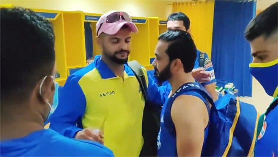 संन्यास के बाद धोनी और रैना ने एक दूसरे को यूं लगाया गले, Photos