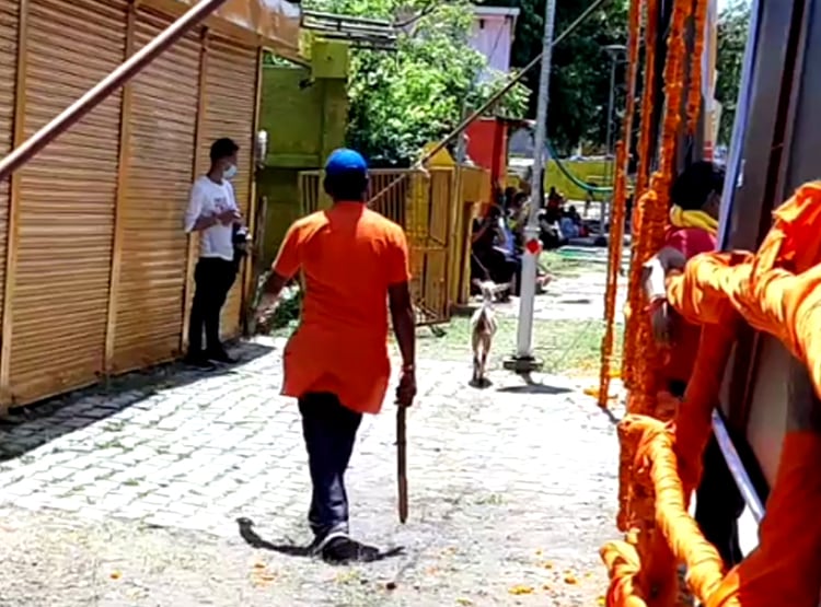 PM मोदी कर रहे थे भूमि पूजन, गेट पर 2 बकरियों के आने से मचा हड़कंप