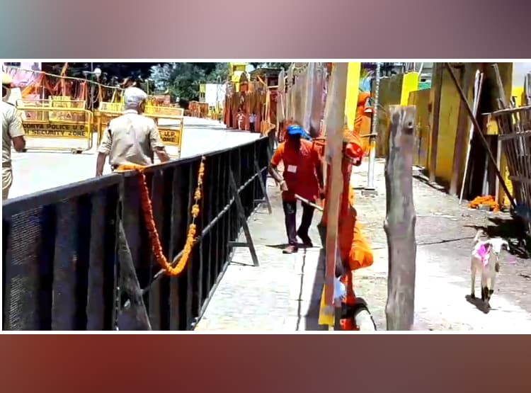 PM मोदी कर रहे थे भूमि पूजन, गेट पर 2 बकरियों के आने से मचा हड़कंप