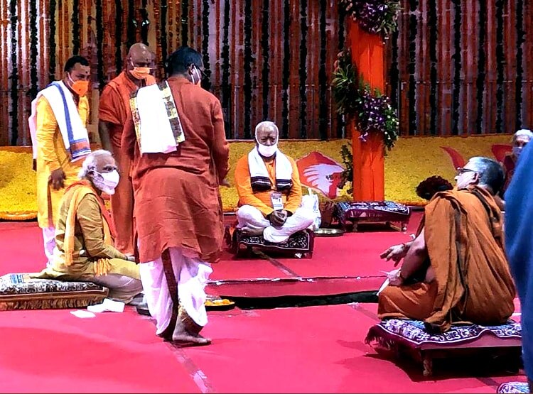 PM मोदी कर रहे थे भूमि पूजन, गेट पर 2 बकरियों के आने से मचा हड़कंप