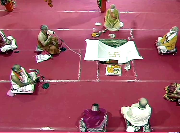 PM मोदी कर रहे थे भूमि पूजन, गेट पर 2 बकरियों के आने से मचा हड़कंप