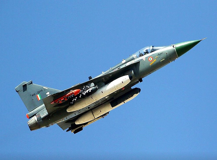 LCA तेजस से कांपेगा दुश्मन, इसके आगे कमजोर है PAK का जेएफ-17 फाइटर