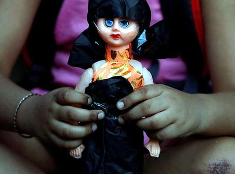 गोरखपुर: घर के बाहर से लड़की को उठाकर रेप, सिगरेट से दागा शरीर