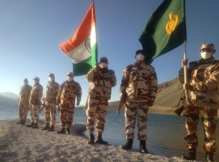 देश कैसे मना रहा है आजादी का 74वां जश्न, देखें लाइव तस्वीरें