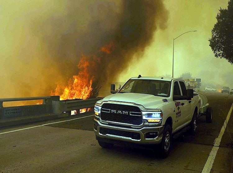 कैलिफोर्निया: 72 घंटे में 11 हजार बार गिरी बिजली, 367 जगहों पर लगी आग