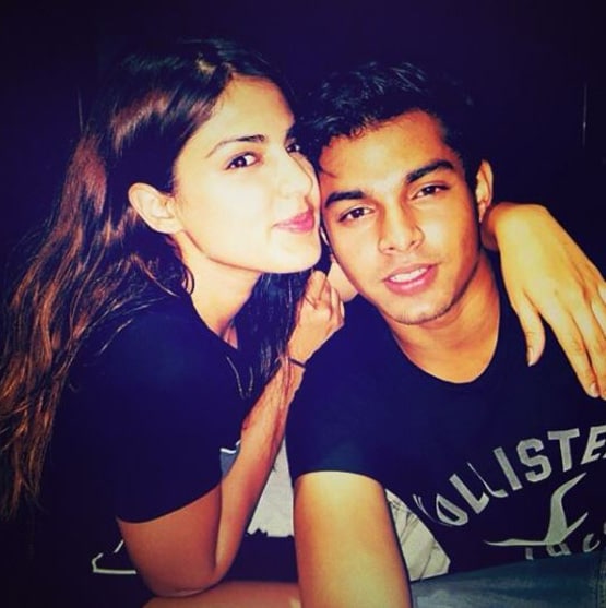 सुशांत केस में रिया का परिवार भी आरोपों के घेरे में, जानें फैमिली में है कौन-कौन