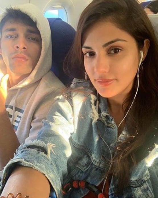 सुशांत केस में रिया का परिवार भी आरोपों के घेरे में, जानें फैमिली में है कौन-कौन