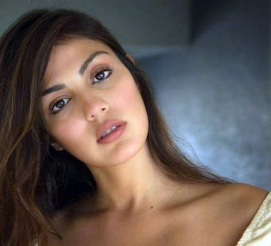 ED ऑफिस पहुंचते ही भीड़ ने सुशांत की बहन को घेरा, बचाव में आई महिला पुलिस