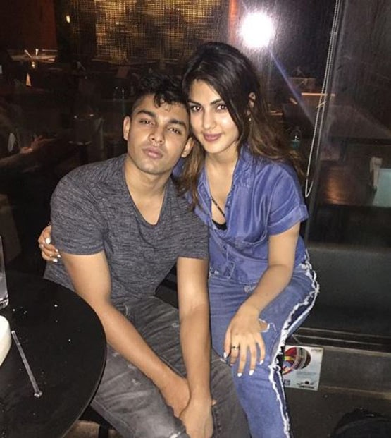 सुशांत केस में रिया का परिवार भी आरोपों के घेरे में, जानें फैमिली में है कौन-कौन